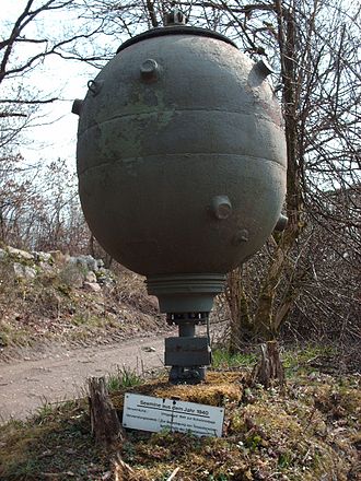 Mina navale della seconda Guerra Mondiale (immagine tratta da Wikipedia) - Naval mine of the Second World War (picture extract from Wikipedia) - intotheblue.it